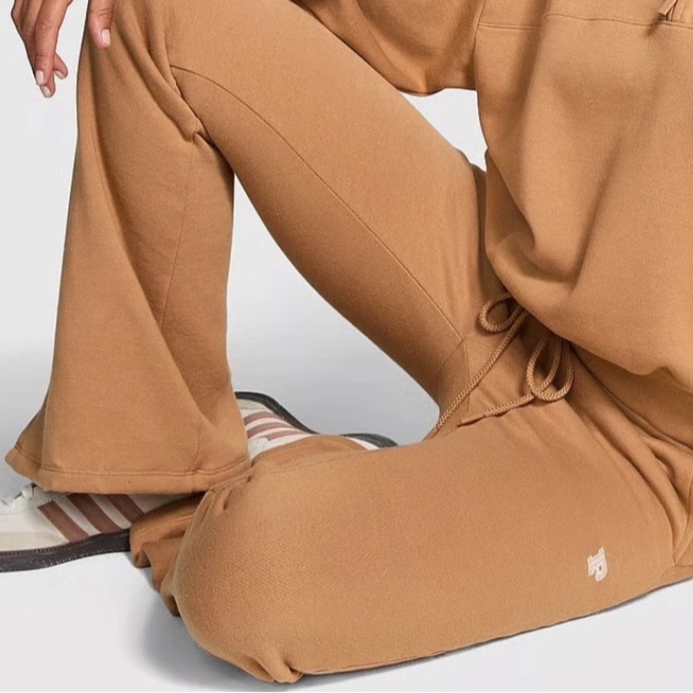 Victoria's Secret PINK Like New Ivy Fleece Split Hem Flare Sweatpants in Camel - Picture 4 of 7